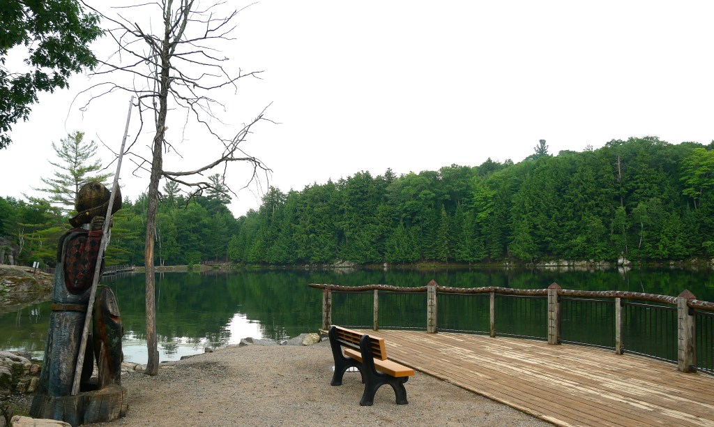 Banc au bord du lac sentier des premières nations parc Oméga Québec