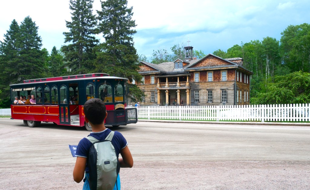 Trolleybus devant l'école village historique de Val-Jalbert lac Saint-Jean Québec