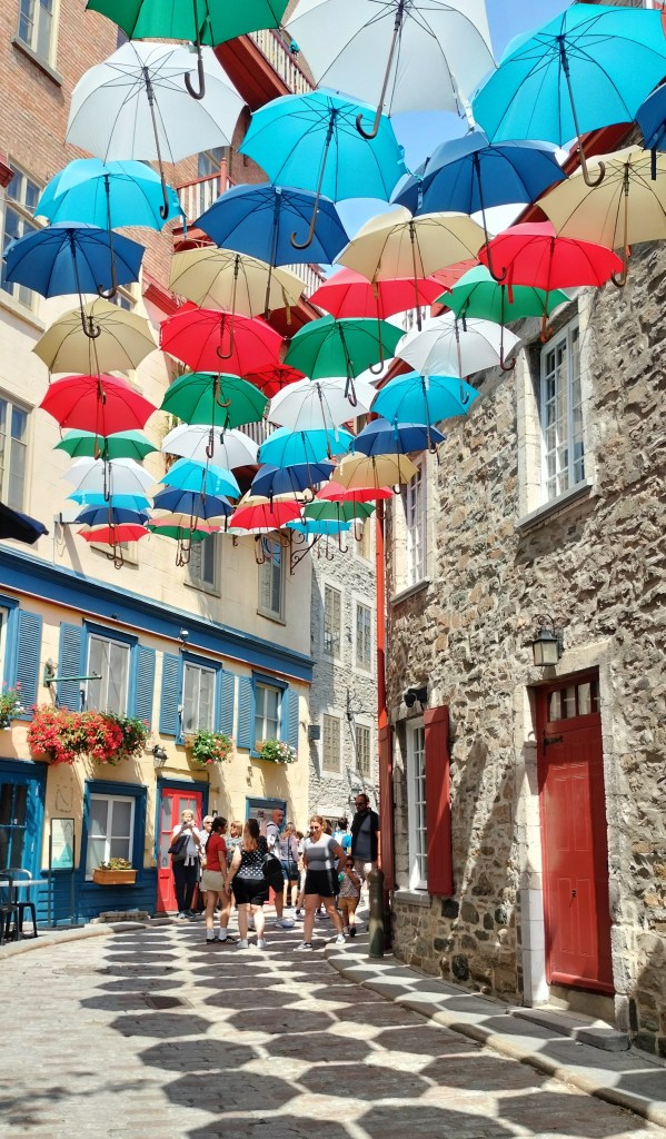 Rue avec parapluies Petit-Champlain Québec