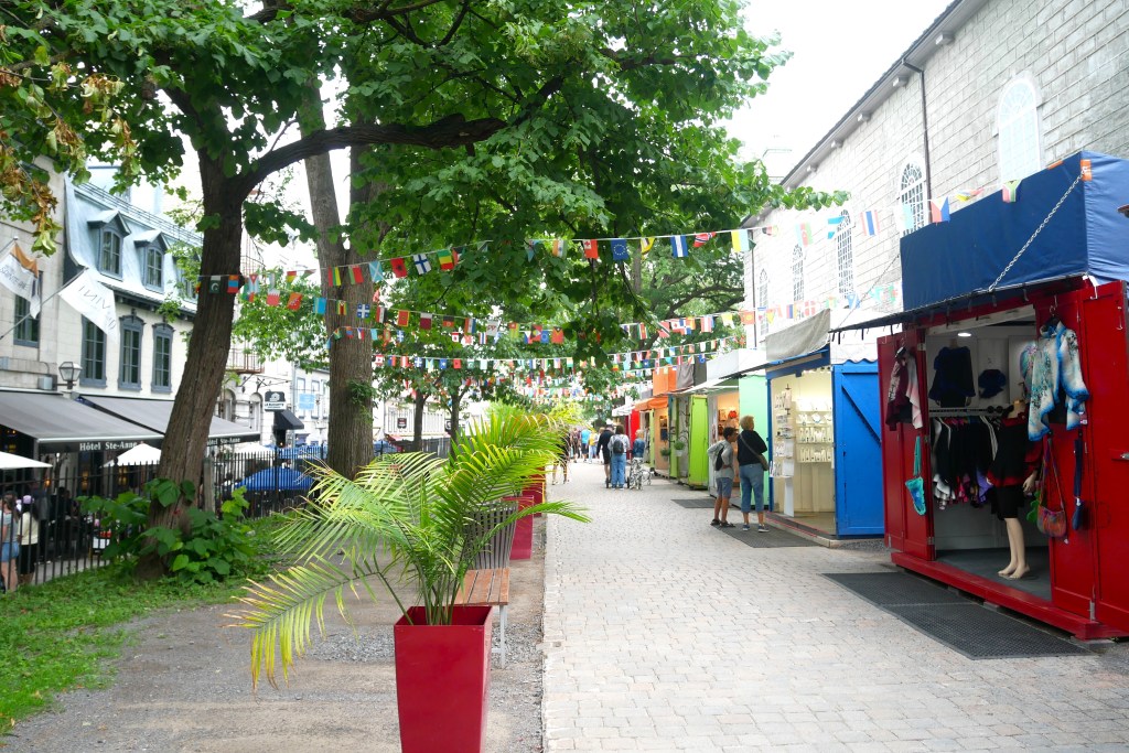 Echoppes le long de l'église anglicane Québec