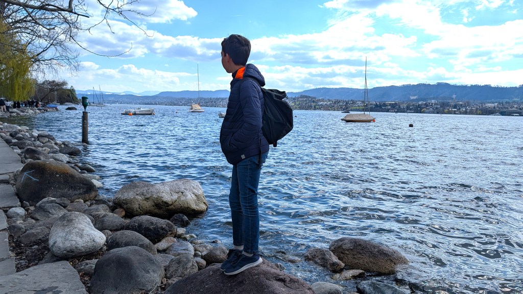 Enfant sur la promenade bord du lac de Zurich