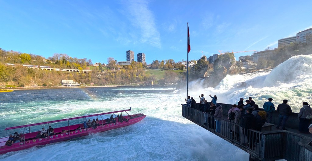 Bateau et plateforme d'observation chutes du Rhin