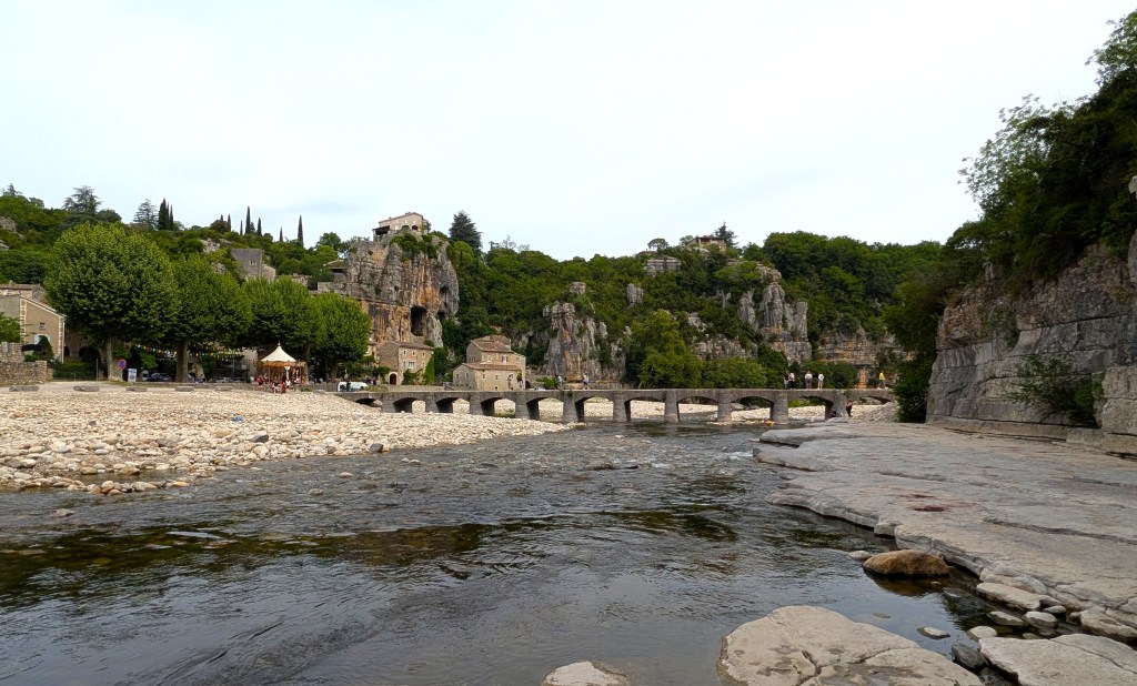 Rivière village Labeaume Ardèche