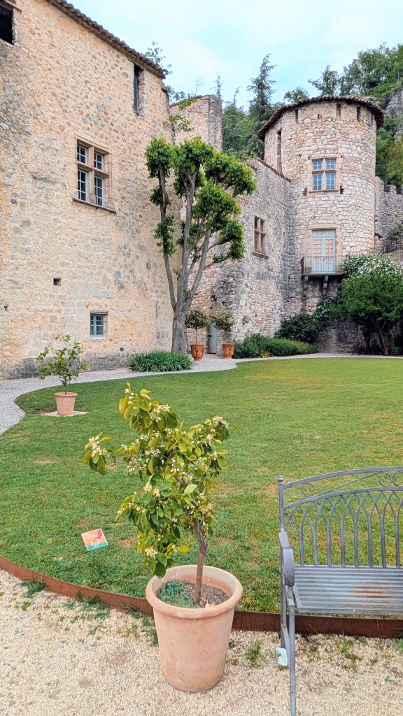 Jardin du château village Vogüé