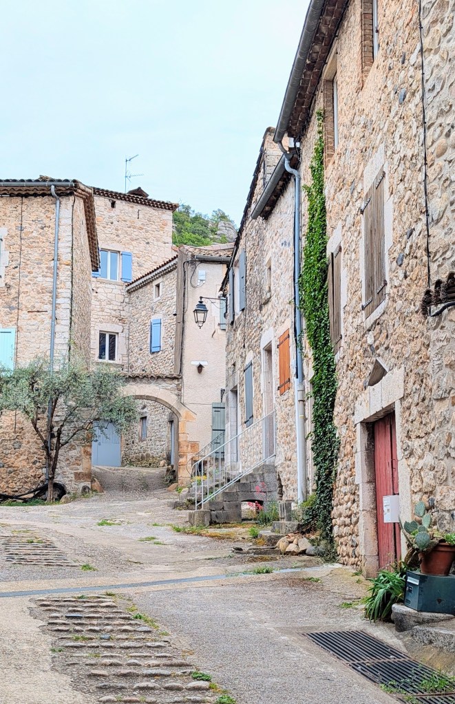 Ruelle village Vogüé